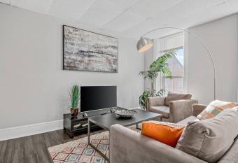 Midtown 1BR: Downtown HBG Hub allows 18 year olds to book a room