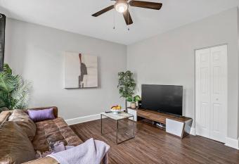 HBG 1BR: Modern Vintage Gem allows 18 year olds to book a room