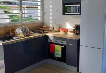 Le G  te Petit colibri has rooms with a private hot tub