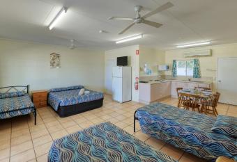 Gone Fishin Holiday Units has Balcony rooms