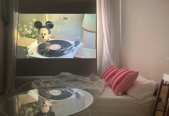 Meomoom tory allows 18 year olds to book a room