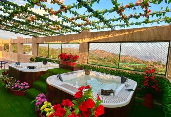 Coral Villa has rooms with a private hot tub