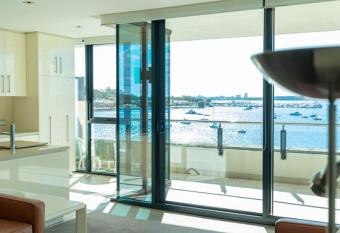 Luxury Apartment in Perth, Contact in host describtion has Balcony rooms