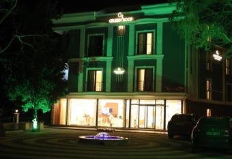 Green Roof Boutique Hotel & Spa has rooms with a private hot tub