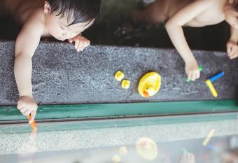 Muen Hot Spring Hotel has rooms with a private hot tub