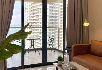 Simple Seaview Near CIQ Johor Bahru 2B2B has Balcony rooms