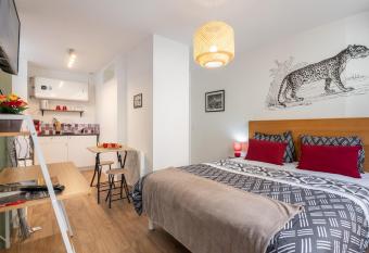 L Harmonieux Centre Historique - large lit & tout   quip   -Quartier d Art Restaurants has Balcony rooms