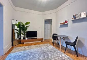 Cozy Corner-DTMtl/AC/Fast wifi        has Balcony rooms