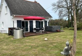 Maison au calme, baie de St-Brieuc has Balcony rooms