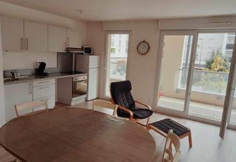 Appartement avec grand balcon allows 18 year olds to book a room