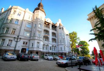 Bishop Apartments has Balcony rooms
