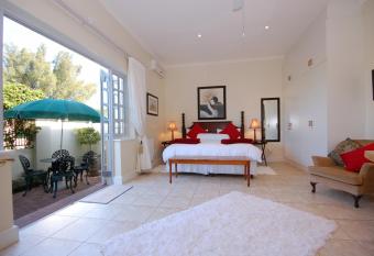 Anchorage Guesthouse has rooms with a private hot tub