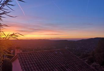 Vue mer, au calme, avec jardin ! has Balcony rooms