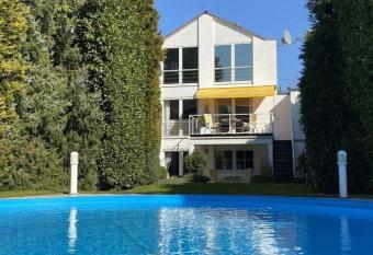 Kernsan. Souterrain-Wohnung 60qm mit Pool Blick has Balcony rooms