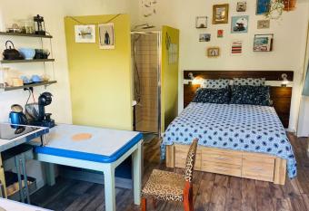 L   Esperado Coquet studio 12 min    pied des plages. allows 18 year olds to book a room