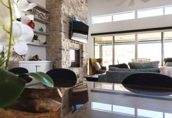 Lot 7 Manila has rooms with a private hot tub