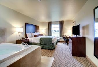 Cobblestone Inn & Suites - Schuyler has rooms with a private hot tub