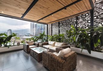 Hotel 47 Medellin Street has rooms with a private hot tub