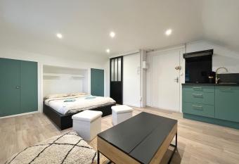 Studio Pr  s Riants allows 18 year olds to book a room