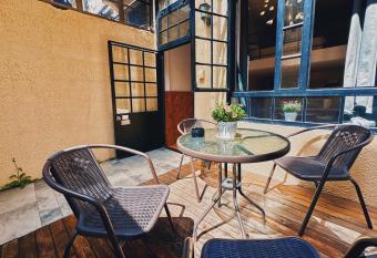 CityWalk Cottage With Two Beds and Courtyard has Balcony rooms