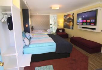 Big Bear Spa Suites has rooms with a private hot tub