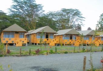 KENTWOOD CABINS AND CAMP allows 18 year olds to book a room