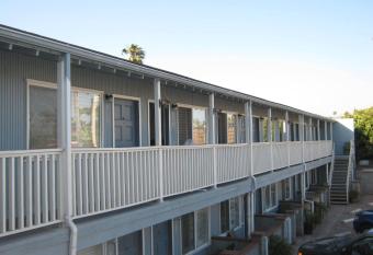 The Shores Inn has rooms with a private hot tub