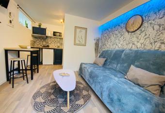 Charmant studio    Talence has Balcony rooms