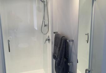 Punawai Homestay- ER125 has rooms with a private hot tub