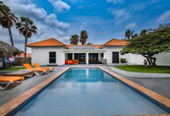 Spacious Villa with Pool, Huge Yard allows 18 year olds to book a room