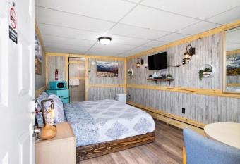 8 Private room in heart of Leadville dog friendly allows 18 year olds to book a room