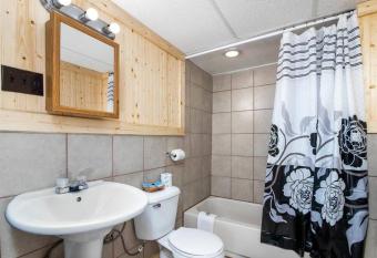 7Cozy Dog Friendly Private Room Downtown Leadville allows 18 year olds to book a room