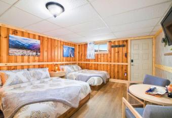 1 Spacious Private Room Dog Friendly Leadville allows 18 year olds to book a room