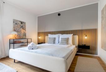 Serviced Apartment - zentral - voll ausgestattet allows 18 year olds to book a room