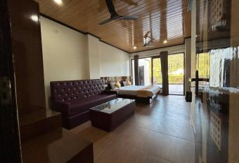 Hotel 7 Heavens allows 18 year olds to book a room