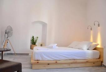 Private room only for men allows 18 year olds to book a room