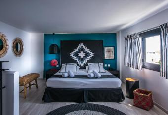 Indigo Inn allows 18 year olds to book a room
