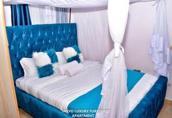 JAYVO Luxury Furnished Apartments, with High Speed Wifi, Netflix and Parking! has Balcony rooms