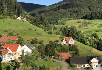 Vogelh  uschen allows 18 year olds to book a room