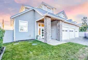 Beach House has rooms with a private hot tub