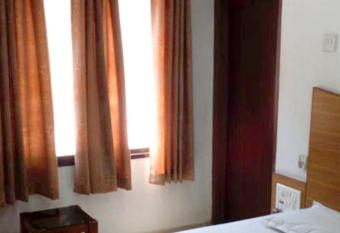 HOTEL NEELAM LODGE allows 18 year olds to book a room