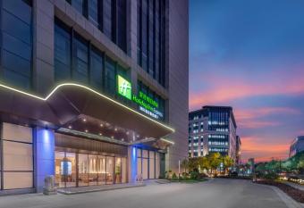 Holiday Inn Express Shanghai Hongqiao Linkong, an IHG Hotel allows 18 year olds to book a room