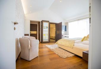 Iris Porsche Hotel & Restaurant has Balcony rooms