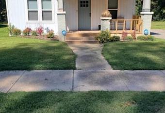 Aunt Elaine's Downtown Cottage has Balcony rooms