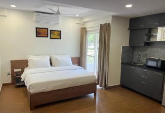 Palladium Luxury Suites Financial District Unit II has Smoking/Balcony rooms