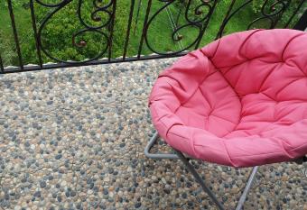 Batusi Apartment has rooms with a private hot tub