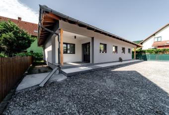 Kata Kulcsosh  z has Balcony rooms