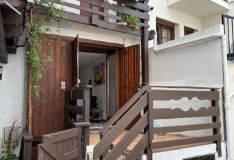 Beautiful Studio in the center allows 18 year olds to book a room