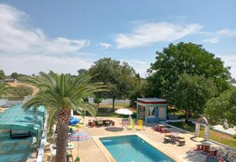 Alojamiento Rural Villa Rosarito allows 18 year olds to book a room