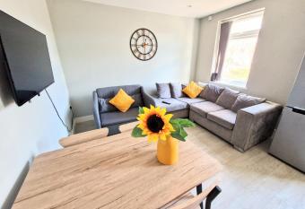 Central Reading Modern flat - Walk to station and high street has Balcony rooms